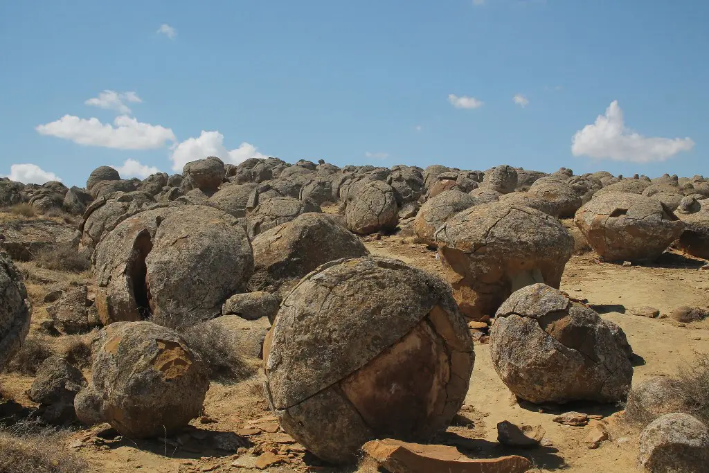 כדורי סלע ענקיים בקזחסטן