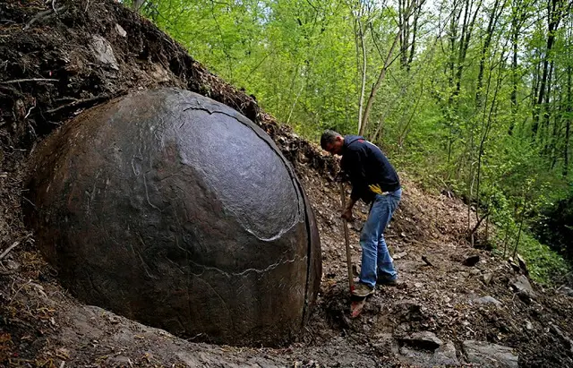 כדור סלע ענקי בבוסניה-הרצגובינה