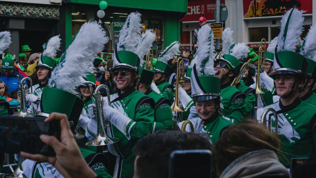 pxyhck pyrhe vesua | Photo by Marcelo Leite: https://www.pexels.com/photo/marching-band-on-the-street-11582604/
