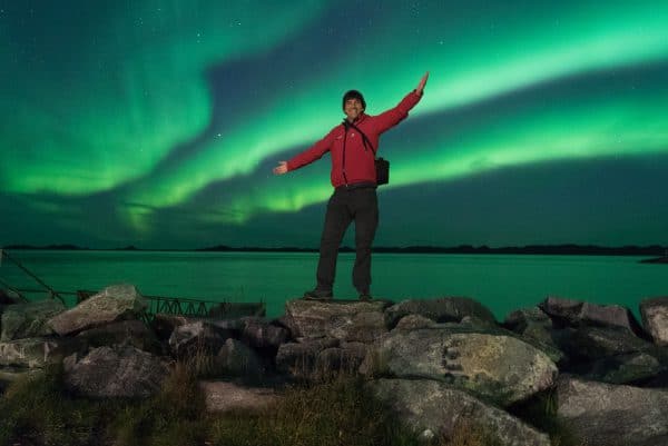 יוסי בן עמי, מנכ"ל חבלי ארץ, בתמונה בלתי נשכחת על רקע הזוהר הצפוני בגרינלנד