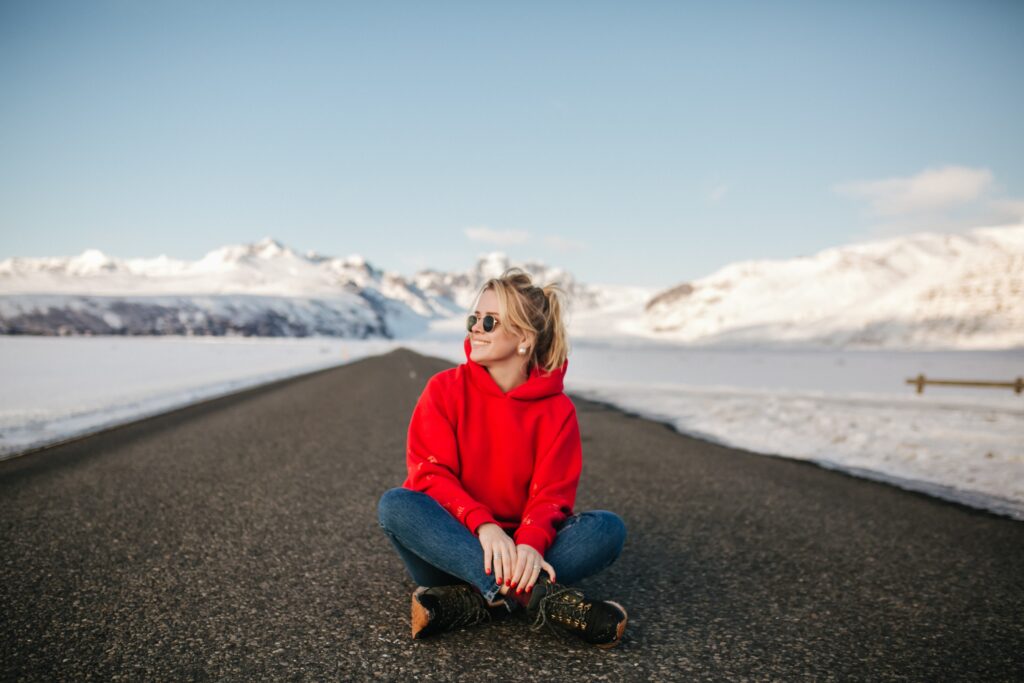 להיות אשה באיסלנד | Photo by Pavel Danilyuk: https://www.pexels.com/photo/a-stylish-woman-sitting-on-the-road-and-posing-7403966/